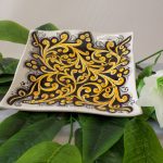 ps-113-piatto-smerlato-cm-22×22-con-decoro-giallo-fondo-nero-e-46-scaled-1.jpg