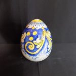 uv-601-uovo-di-pasqua-decorato-a-mano-con-ornato-giallo-su-fondo-blu-h-cm-22-d-cm-15-e-35.jpg