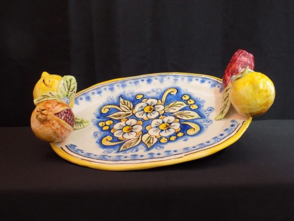 vs-115-vassoio-cm-30x-20-con-decoro-fiori-e-fondo-bluapplicazione-con-limoni-melograni-e-fico-dindia-e-40-scaled-1.jpg